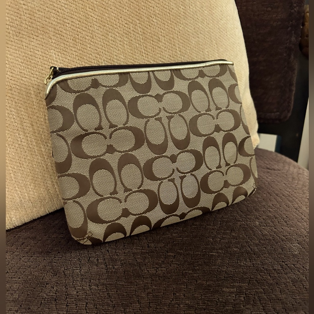 NWT lovely Coach Clutch